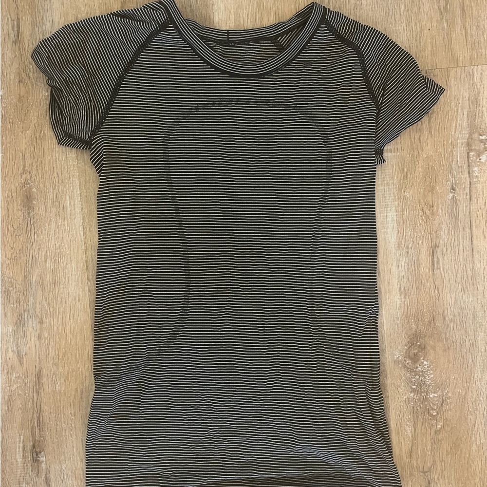Lululemon striped swiftly tech short sleeve SIZE 8